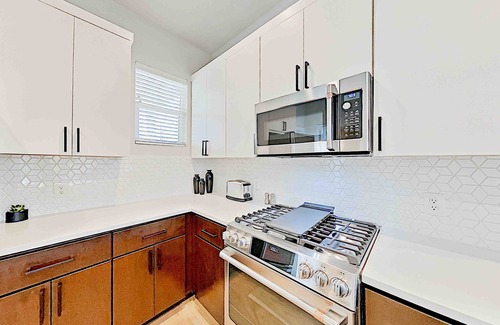 Foster Heights Condominio | Lavish eastside retreat with private rooftop deck near dining & entertainment