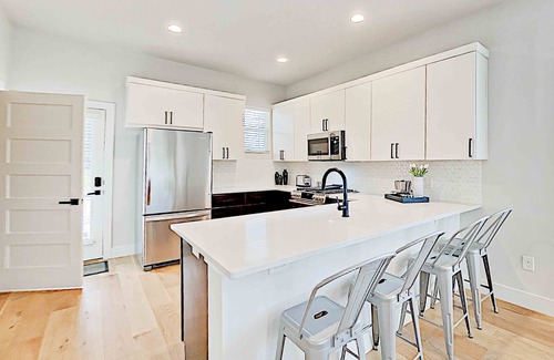 Foster Heights Condominio | Lavish eastside retreat with private rooftop deck near dining & entertainment