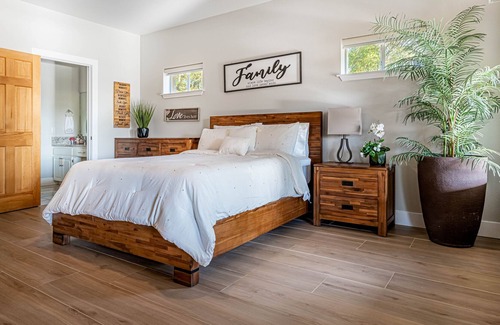 La Hacienda Estates Casa | Lavish Lake Getaway | Vintage Village Resort