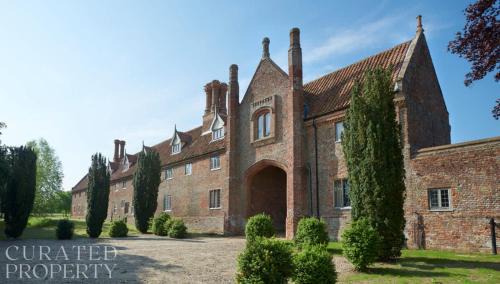 Hales Casa | Lavish Tudor Estate & Gardens - Sleeps 20