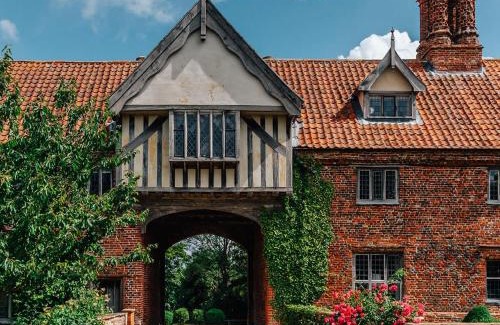 Hales Casa | Lavish Tudor Estate & Gardens - Sleeps 20