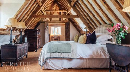 Hales Casa | Lavish Tudor Estate & Gardens - Sleeps 20