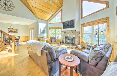 East Ellijay Cabina | 'Lazy Bear Lodge' ~ 2 Mi to Downtown Ellijay!