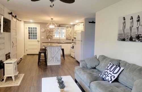 Port Colborne Cabaña | Lazy Daisy - A perfect Canadian Lake Erie getaway! Pet-friendly!