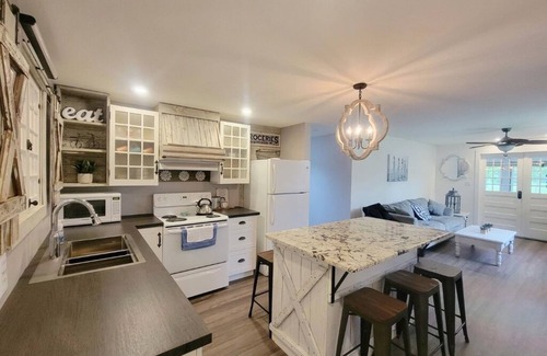 Port Colborne Cabaña | Lazy Daisy - A perfect Canadian Lake Erie getaway! Pet-friendly!
