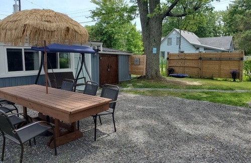 Port Colborne Cabaña | Lazy Daisy - A perfect Canadian Lake Erie getaway! Pet-friendly!