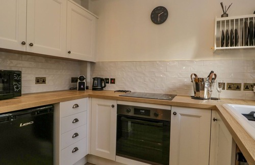 Kirkby-in-Furness Cabaña | LAZY DAYS COTTAGE, romantic, with a garden in Askam-In-Furness