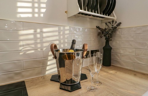 Kirkby-in-Furness Cabaña | LAZY DAYS COTTAGE, romantic, with a garden in Askam-In-Furness