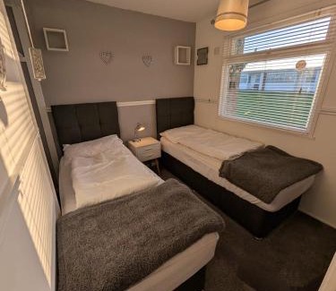 Great Yarmouth Chalet De Esquí | Lazy Dayz, Chalet 179, Hemsby - Two bed chalet, sleeps 4, pet free, close to beach