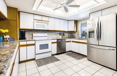 Lochmoor Waterway Estates Casa | Lazy Palm Retreat Heated Pool Jacuzzi Gulf Canal