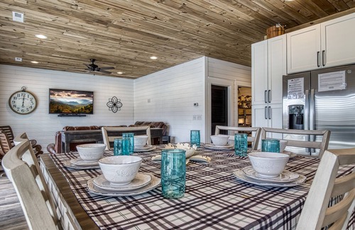 Kodak Cabina | Lazy River Cabin, Hot Tub, $685 in FREE Attraction tickets each paid day!