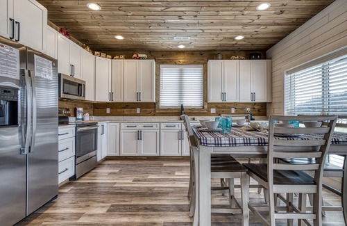 Kodak Cabina | Lazy River Cabin, Hot Tub, $685 in FREE Attraction tickets each paid day!