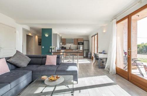 Mouans-Sartoux Apartamento | LB Vacation Rentals I Quiet Large 3-Bedroom Apartment with Terrace, Garden & Incredible Mountain View
