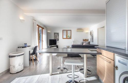 Mouans-Sartoux Apartamento | LB Vacation Rentals I Quiet Large 3-Bedroom Apartment with Terrace, Garden & Incredible Mountain View