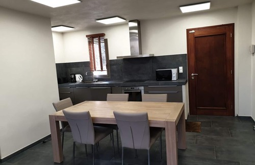 Lozari Villa | Villas de tres habitaciones. con patio con una gran piscina comunitaria.