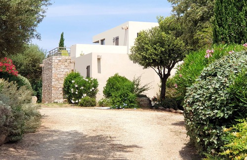 Lozari Villa | Villas de tres habitaciones. con patio con una gran piscina comunitaria.
