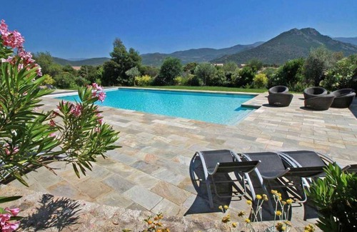 Lozari Villa | Viila 1 Villas de tres dormitorios. con patio con una gran piscina comunitaria.
