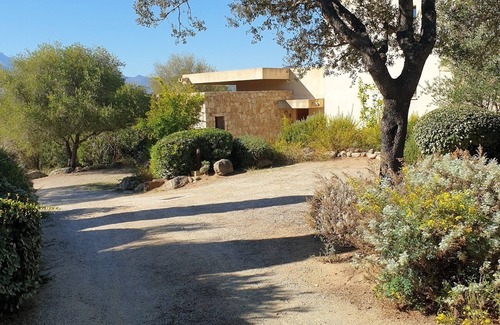 Lozari Villa | Viila 1 Villas de tres dormitorios. con patio con una gran piscina comunitaria.