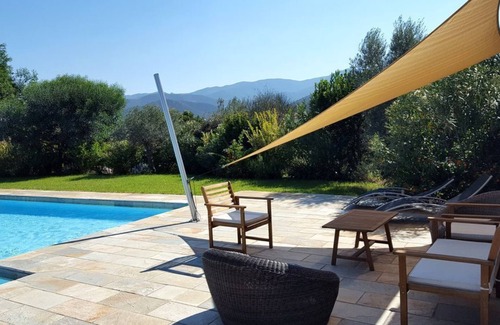 Lozari Villa | Viila 1 Villas de tres dormitorios. con patio con una gran piscina comunitaria.