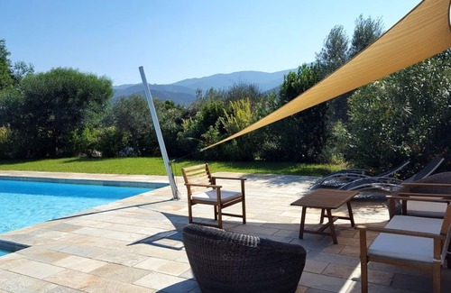 Lozari Villa | Villa 3 Villas de tres habitaciones. con patio con una gran piscina comunitaria.