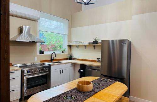 Historic Downtown Fernie Casa | Le Bon Lit Downtown Sutie