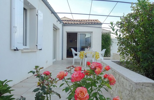 Aunis Sud Casa | Le Clos des Amourettes (large 4-bedroom house, garden and pool, near the sea)