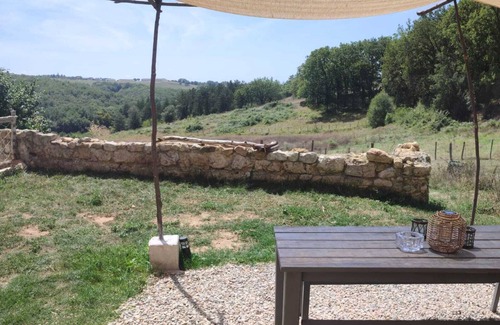 Salignac-Eyvignes Cabaña | Le Cottage des Acacias - un Logis Nature, une Piscine Naturelle et des Animaux!