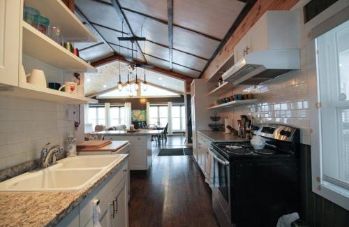 Saint-Andre-Avellin Chalet De Esquí | Le Duc on the Lake - Cozy waterfront Cottage