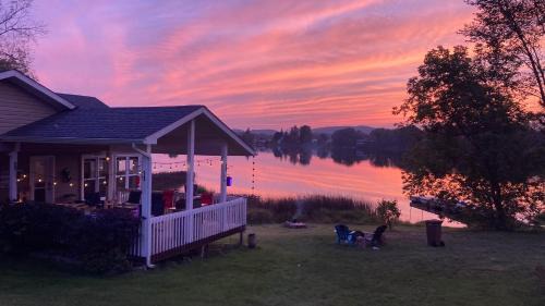 Saint-Andre-Avellin Chalet De Esquí | Le Duc on the Lake - Cozy waterfront Cottage