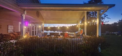 Saint-Andre-Avellin Chalet De Esquí | Le Duc on the Lake - Cozy waterfront Cottage