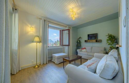 Voglans Casa | Le Gîte La Pierre Pons - vue montagne