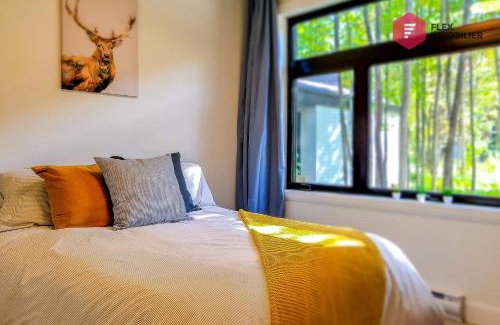 Pont-Rouge Casa | Le LoftWood de Portneuf - Private hot tub Sauna Pool Billiards Trails