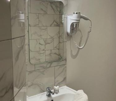 Clignancourt Hostal | Le Montclair Montmartre by River
