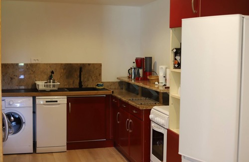 Madiran Casa | Le Pressoir3 dormitorios, cuarto de ducha, salón / comedor y cocina equipada