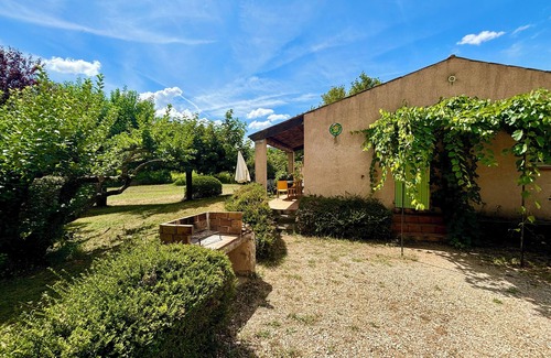 Moustiers-Sainte-Marie Condominio | LE THYM house 500 meters from the village with private parking.
