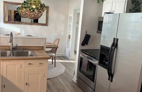 Medicine Park Casa | Leaf Cottage: peaceful & pretty family home for 10 with views of Mt Scott!