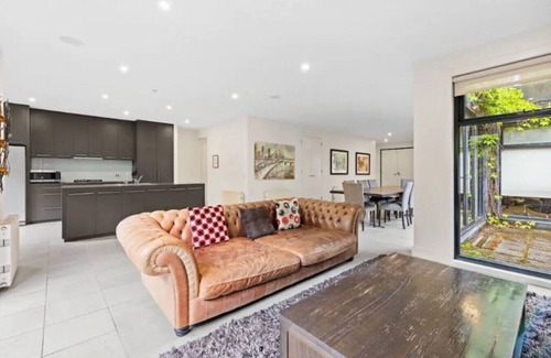 Lake Wendouree Casa | LAk003 · Leafy Lakeside Contemporary for Groups by Ballarat