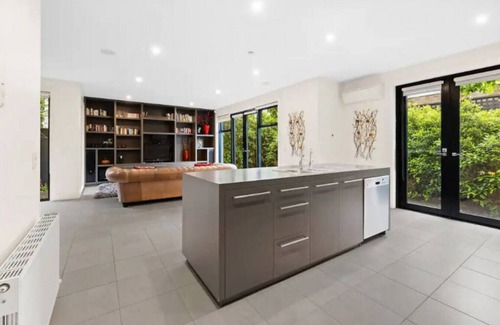 Lake Wendouree Casa | LAk003 · Leafy Lakeside Contemporary for Groups by Ballarat