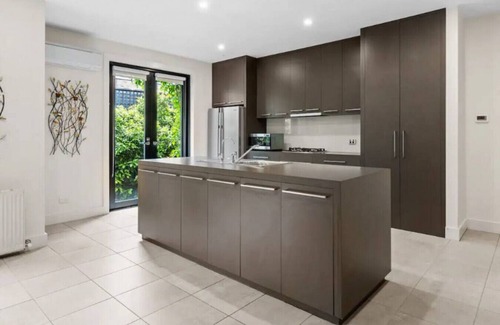 Lake Wendouree Casa | LAk003 · Leafy Lakeside Contemporary for Groups by Ballarat