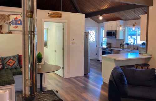 Kingston Casa | Leaning Spruce Cottage | House in Kingston