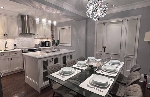 East York Casa | Leaside Rental w/ Backyard& Pool, 3-bedroom house in fantastic Toronto