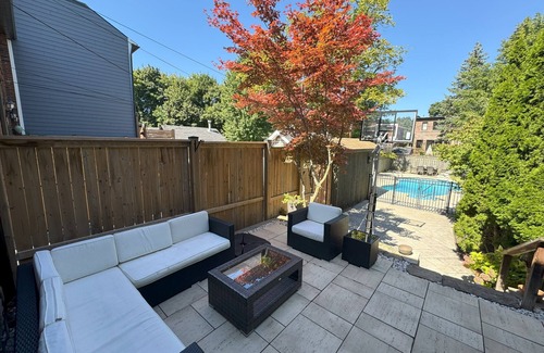 East York Casa | Leaside Rental w/ Backyard& Pool, 3-bedroom house in fantastic Toronto