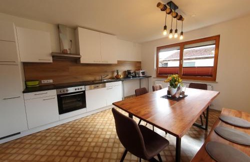 Pinswang Apartamento | LECHUFER, 80m2, Haushälfte mit privatem Eingang, Kaminofen, Terrasse, Garten