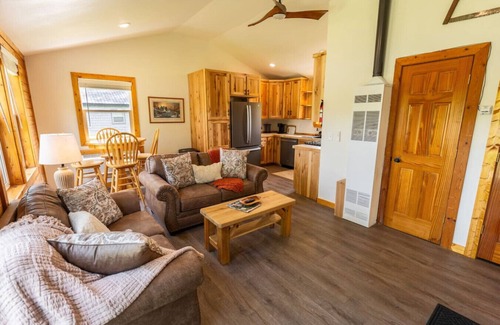 Eau Claire Casa | Legacy Farm Retreat! Waterfront Cottage 2