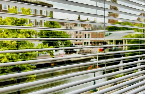 Leiden Apartamento | Leiden City Centre Canal View Apartment in a 1750's building
