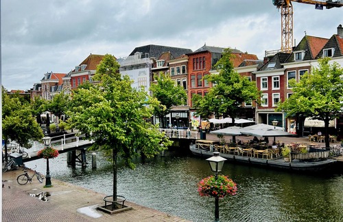 Leiden Apartamento | Leiden City Centre Canal View Apartment in a 1750's building