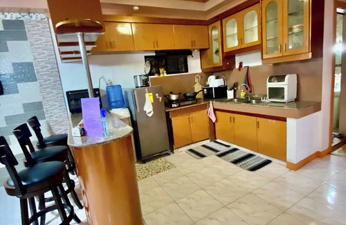 Davao Casa | Apartamento de 3 habitaciones y 2 baños en planta baja con Netflix y wifi de Len