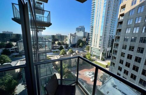 North Buckhead Apartamento | Lenox Mall High Rise - City View & Unique Decor