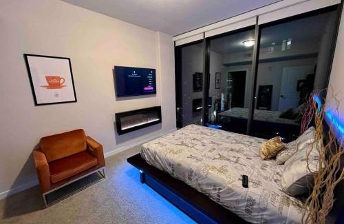 North Buckhead Apartamento | Lenox Mall High Rise - City View & Unique Decor