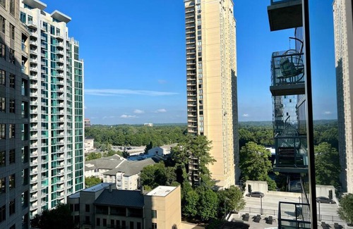 North Buckhead Apartamento | Lenox Mall High Rise - City View & Unique Decor